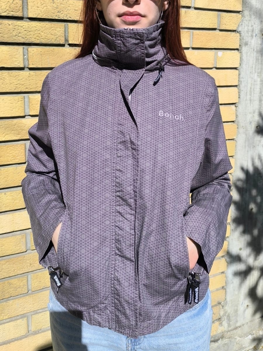 Urbana jakna brenda Bench – savršena za svaki dan 💜
